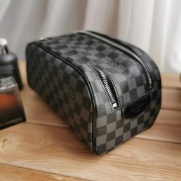 Дорожная косметичка Louis Vuitton серая