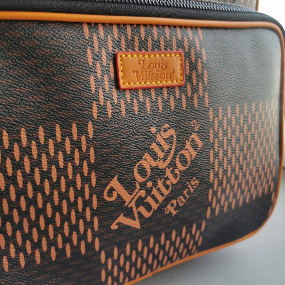 Кожа канва. Louis Vuitton Campus поясная сумка. Louis Vuitton Campus Backpack. Рюкзак Louis Vuitton Campus lvr6. Рюкзак Луи Виттон коричневый.