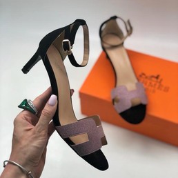Босоножки розовые с черным Hermes