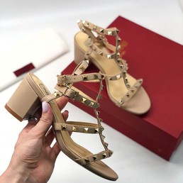 Женские сандалии Valentino Rockstud бежевые