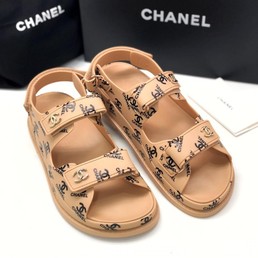 Женские кожаные сандалии Chanel бежевые в логотипах