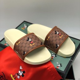 Резиновые шлепанцы Gucci Disney коричневые с логотипами