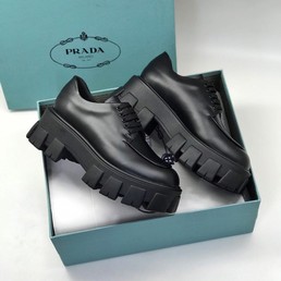 Женские лоферы Prada на шнурках черные