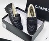 Зимние кожаные лоферы Chanel черные с мехом