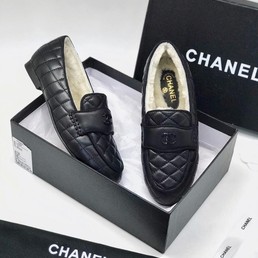 Зимние кожаные лоферы Chanel черные с мехом