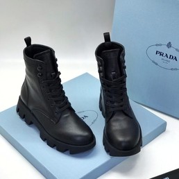 Женские ботинки Prada черные в стиле сафари