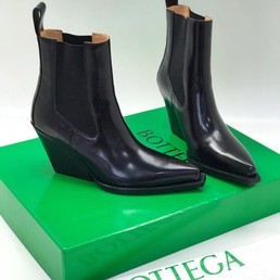 Женские кожаные казаки Bottega Veneta черные