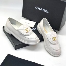Лоферы Chanel из кожи телёнка белые