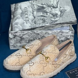 Женские лоферы Gucci с орнаментом GG бежевые