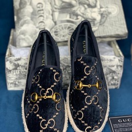 Женские лоферы Gucci с орнаментом GG черные