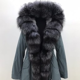 Серая парка с мехом чернобурки