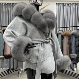 Серое пальто с мехом финского песца
