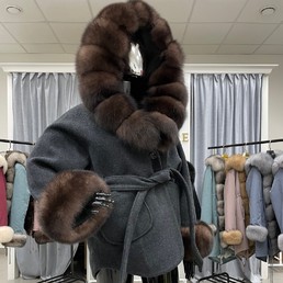 Темно-серое пальто с мехом финского песца