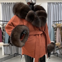 Оранжевое пальто с мехом финского песца