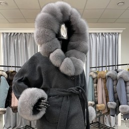 Серое пальто с мехом финского песца