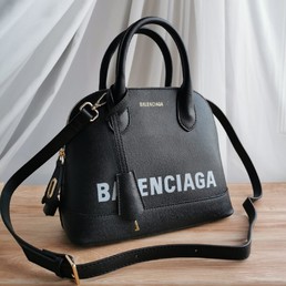 Женская кожаная сумка Balenciaga черная 28x22